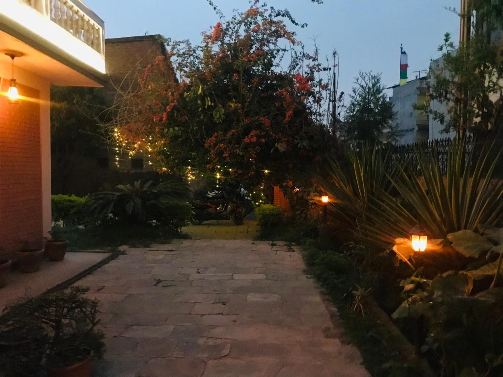 Hotel Lotus Garden Katmandú Exterior foto